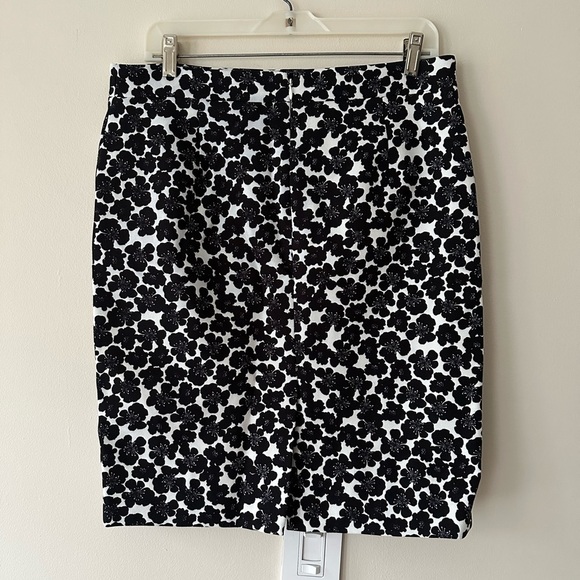 J Crew Floral Print Pencil Skirt Size 8 Office Siren Academia Goth Preppy - Picture 3 of 9